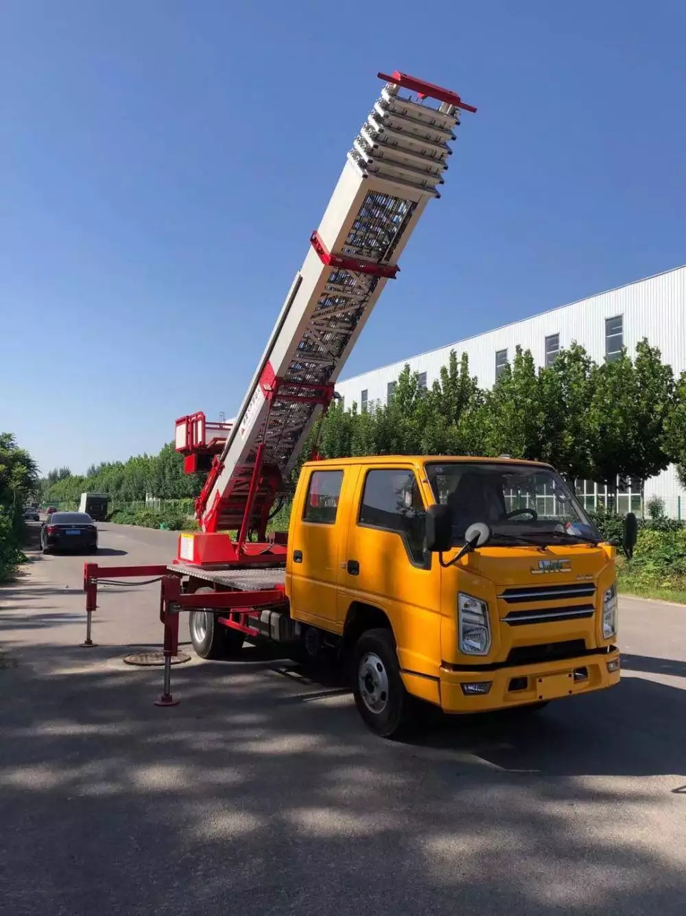 无极县附近的云梯车出租服务：轻松解决高空作业需求