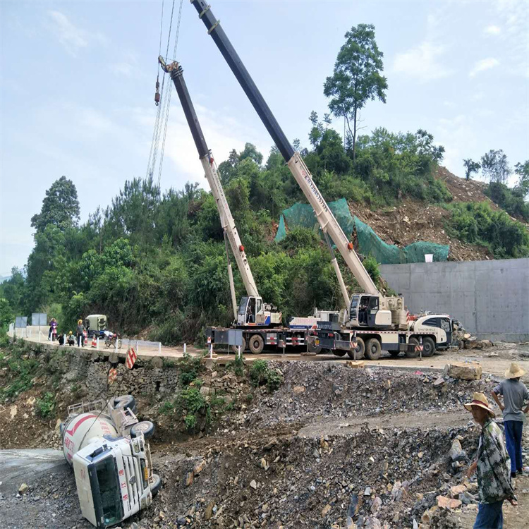 无极县汽车掉沟里叫吊车救援要多少钱